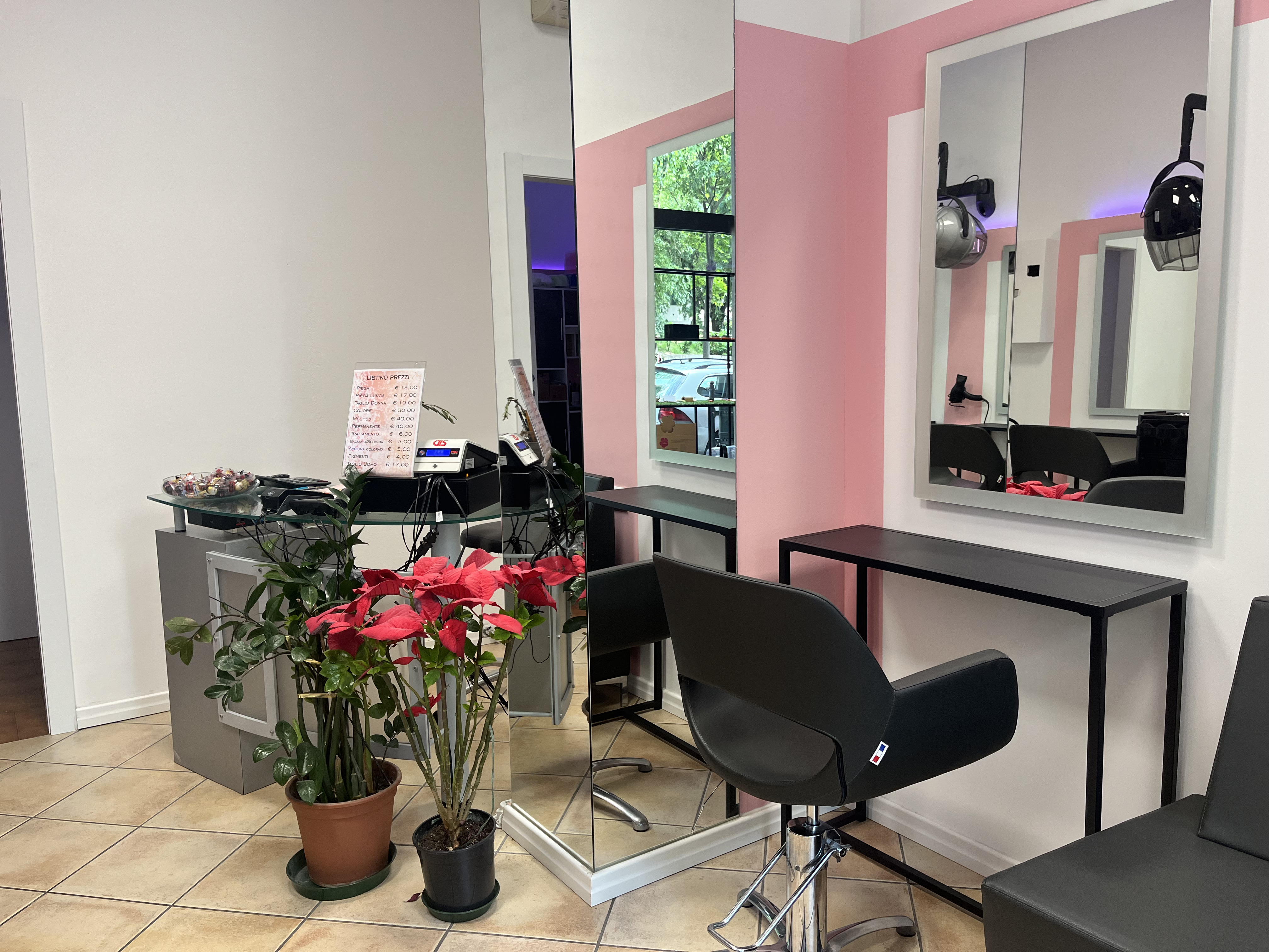 Interno salone Giusy Acconciature Chic Bologna