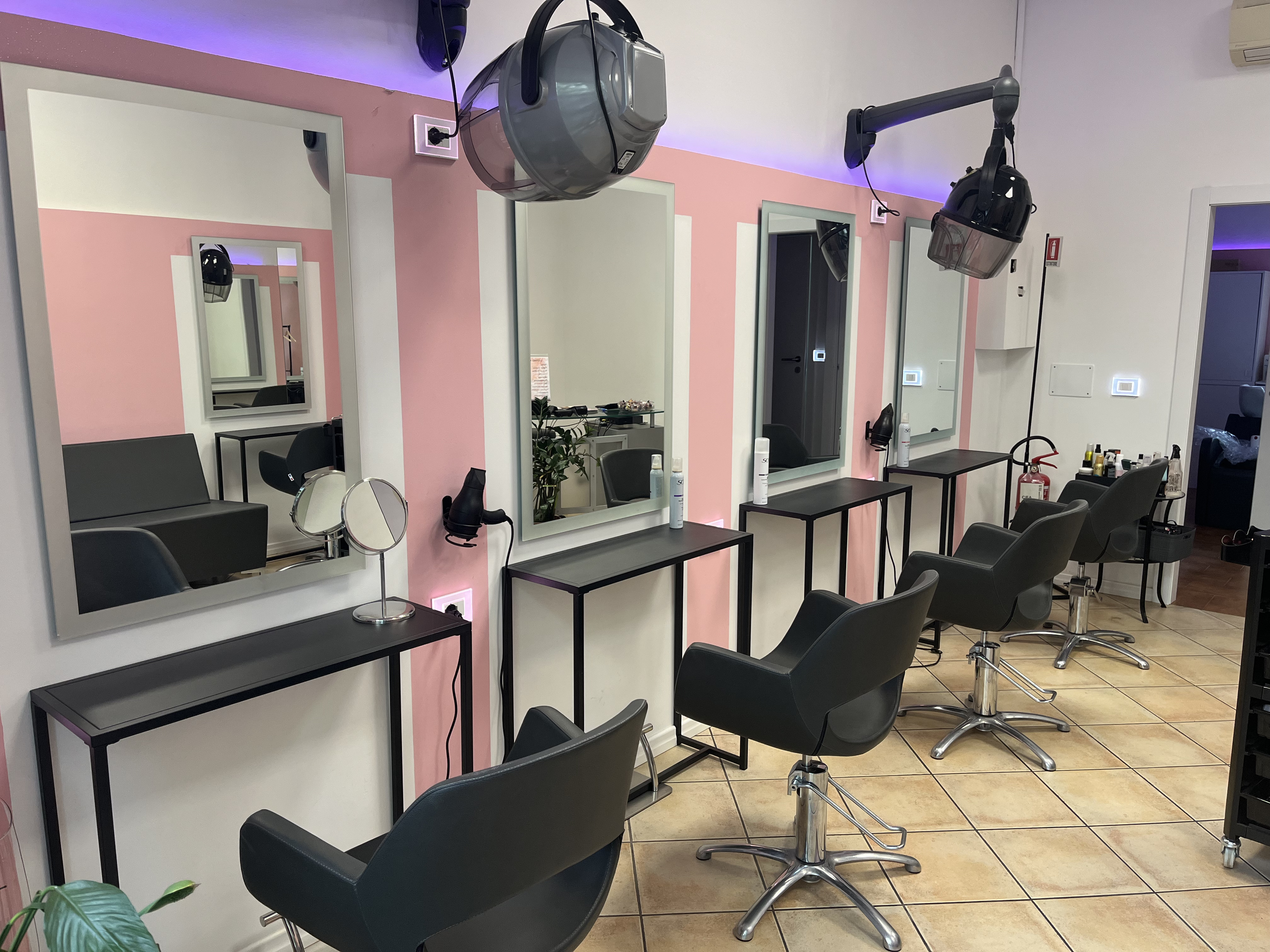 Postazioni e specchi nel salone